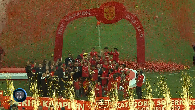 Partizani ngre titullin nën një atmosferë spektakolare