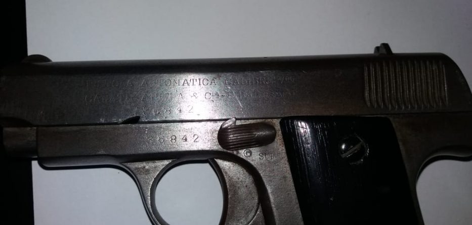 Mbante armë në shtëpi, arrestohet 30-vjeçari