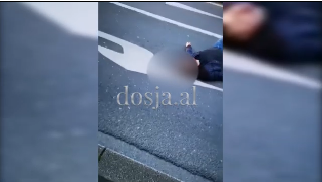 E rëndë/ I riu nga Durrësi plagoset me armë zjarri nga dy vëllezër, gjak dhe panik në rrugë (VIDEO)