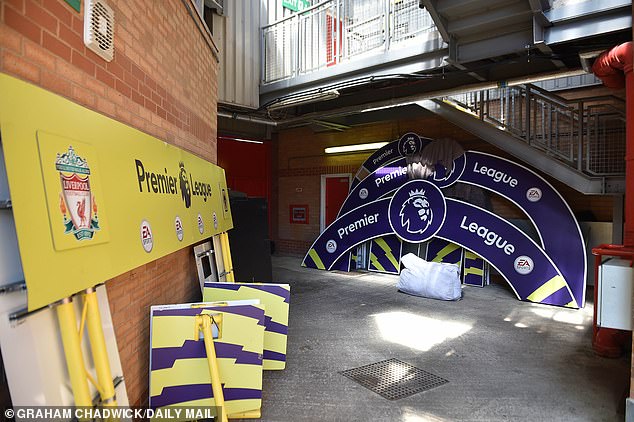 Podiumi dhe trofetë e “Anfield” shkuan në plehra