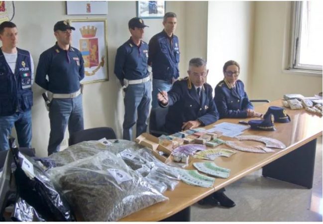 Kokainë, marijuanë, armë e 120 mijë euro, arrestohen 2 kushërinjtë