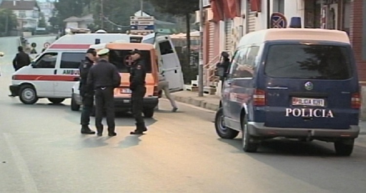 I riu vetëplagoset me thikë dhe mbyllet në banesë, policia në negociata për ta nxjerrë