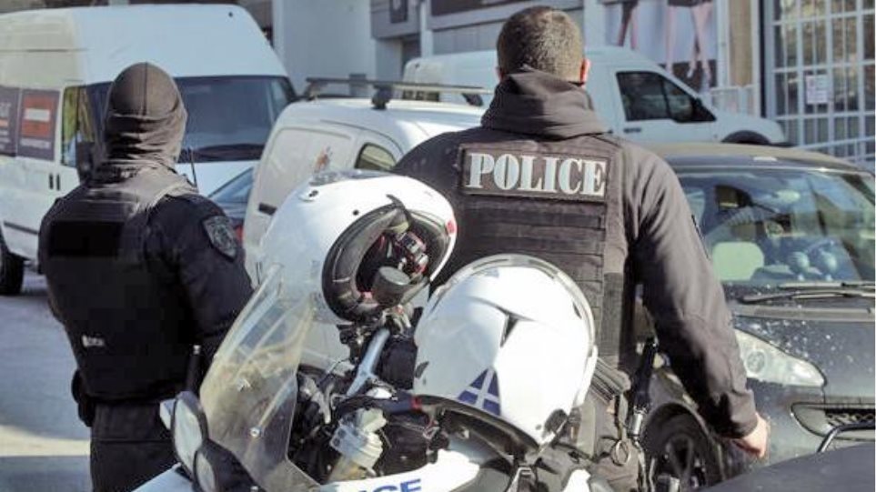 Drogë dhe armë, dy shqiptarë ndiqen si në filma në mes të Athinës