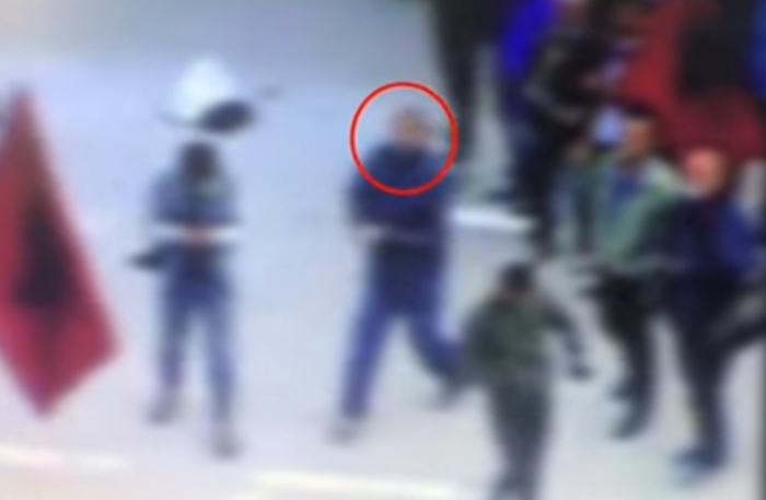 Qëlloi me bomba molotov ndaj institucioneve dhe policisë, lihet në burg protestuesi