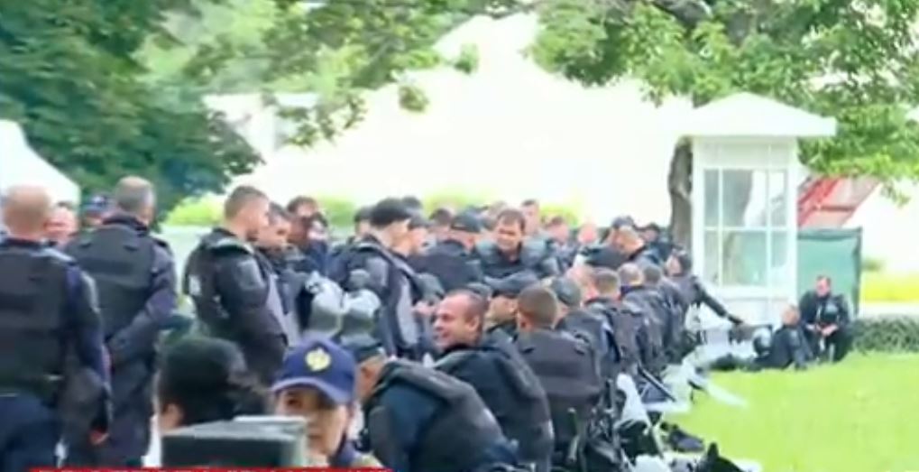 Protesta e opozitës, forcat e rendit gardh para Kryeministrisë