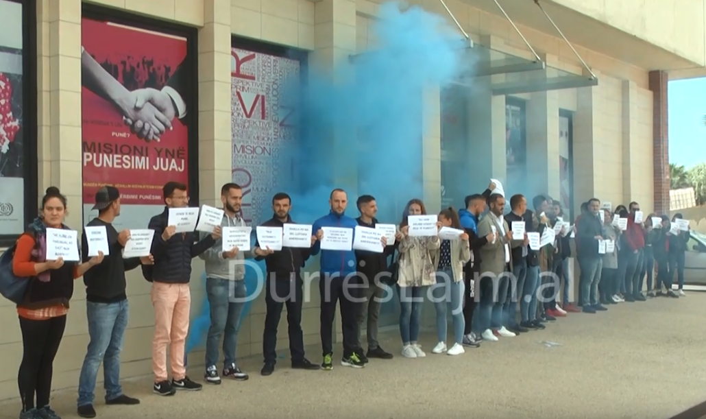 1 Maji në Durrës/ Të rinjtë protestojnë te Zyra e Punës, mesazhi që kanë (VIDEO)