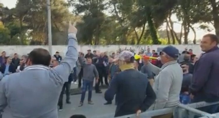 Nis protesta e opozitës në Durrës, ja çfarë po ndodh tek mbikalimi i Plepave (VIDEO)