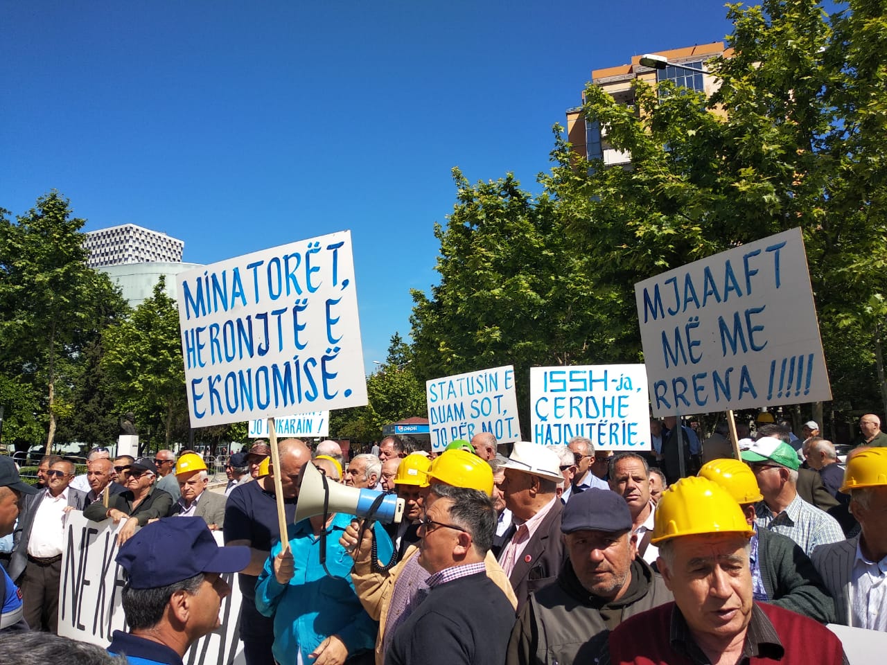 Minatorët protestë para parlamentit, pensionisti: Do djeg veten