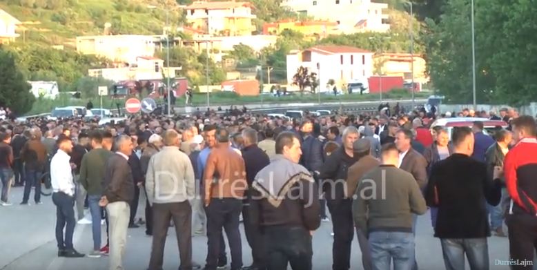 Kush dhe pse proteston në Durrës?! (VIDEO)