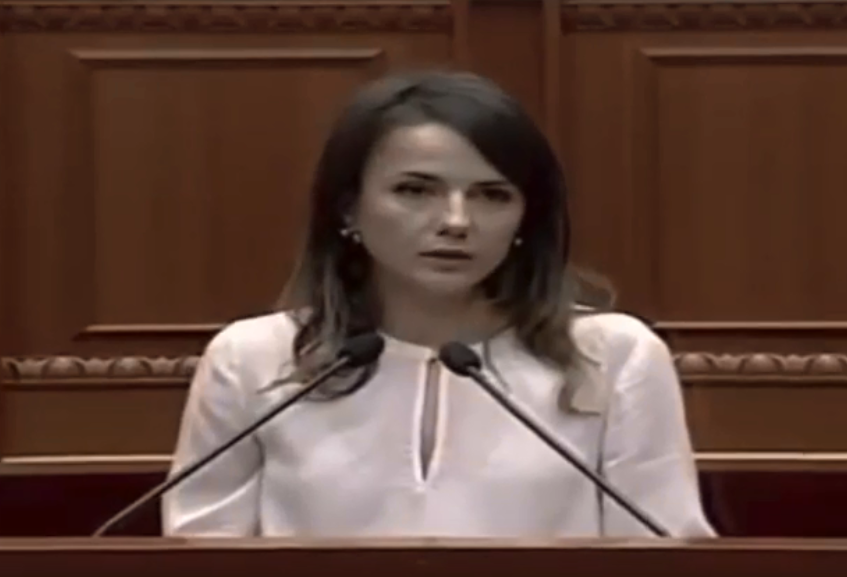 Gafat e Hajdarit në Kuvend nuk kanë të sosur: Tre ushtarakë humbën jetën (VIDEO)