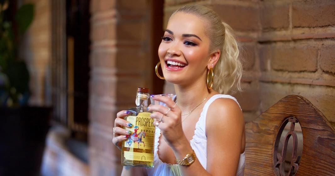 FOTO/ Rita Ora blen shtëpi në Kosovë