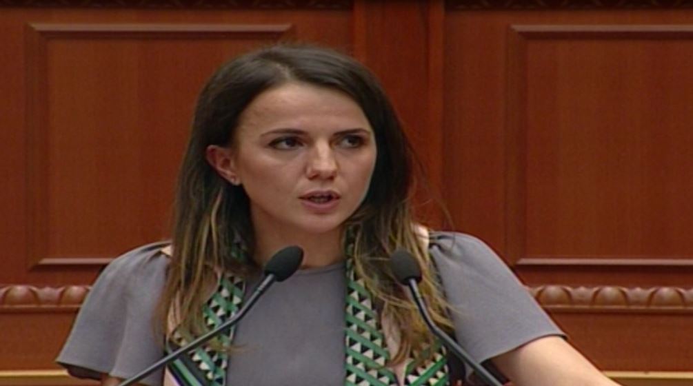 Rudina rikthen të atin në Kuvend, lexon fjalët e Azem Hajdarit të thëna 28 vite më parë