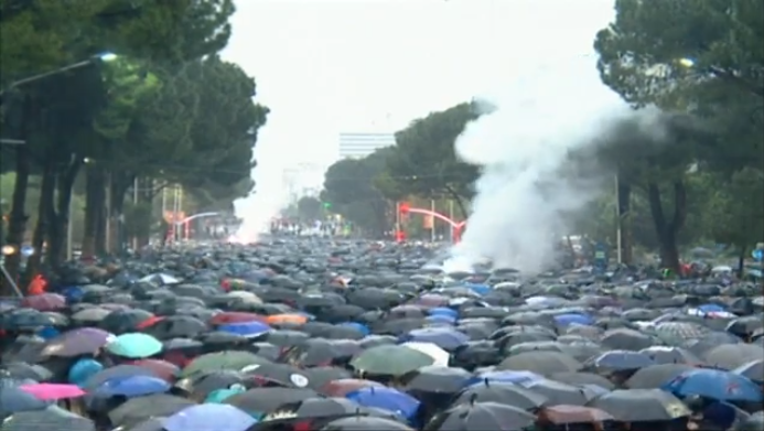 Basha zhvendos protestën tek Drejtoria e Policisë