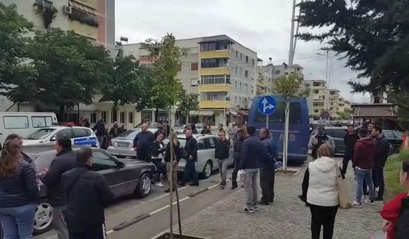 Protesta e opozitës, policia shoqëron një person invalid