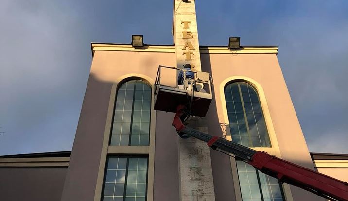 Artistët vendosin gërmat e Teatrit Kombëtar: Të gjenden autorët që i hoqën