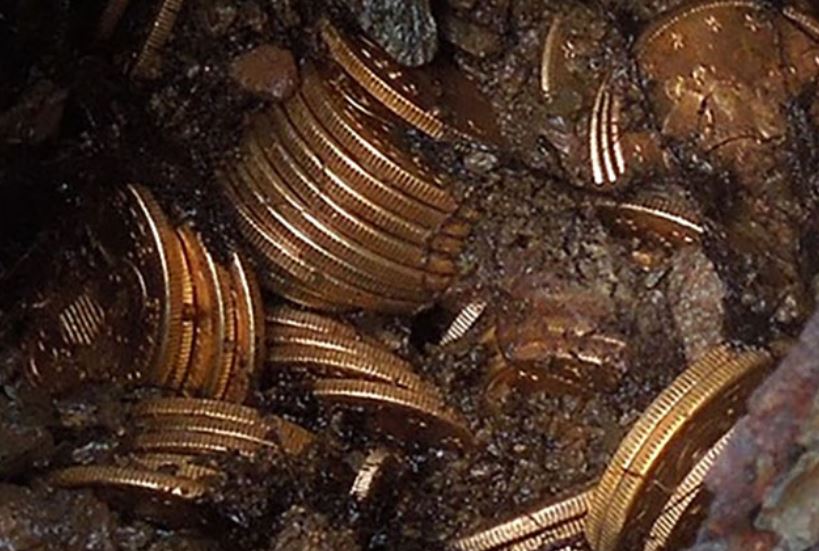 Çifti gjen një thesar me monedha ari, por nuk gjendet pronari i tyre!