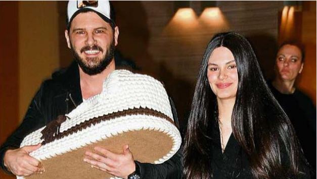 Kujt i ngjan djali? Almeda Abazi: Mendova se linda Tolgan