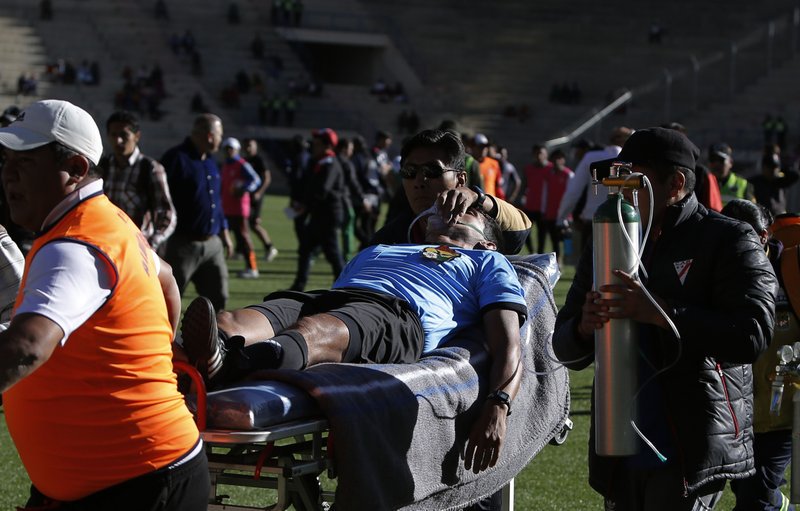 Tronditëse, arbitri humbet jetën gjatë një ndeshjeje!