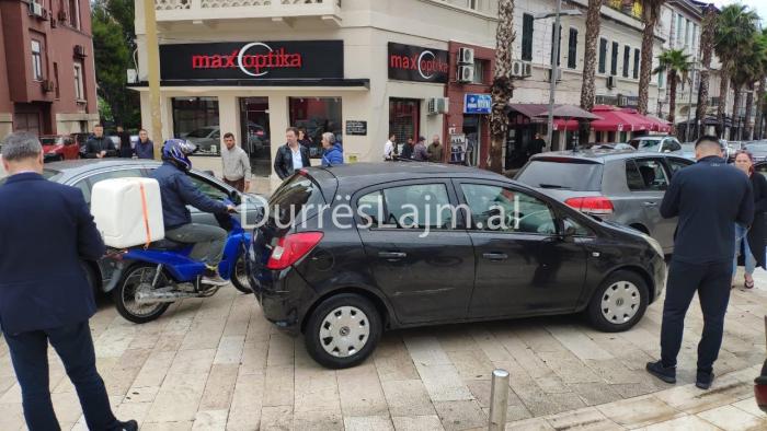 3 makina përplasen në mes të Durrësit (FOTO)