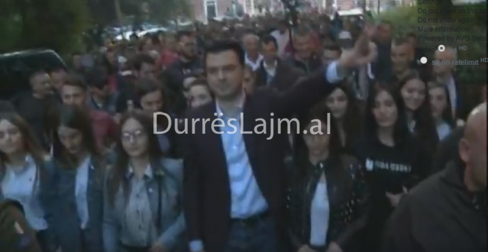 Kush janë dy vajzat nga Durrësi që u shfaqën në krah të Bashës në protestën e opozitës (FOTO)