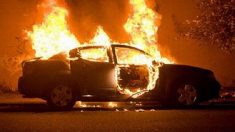 Shkrumbohet natën makina në Durrës