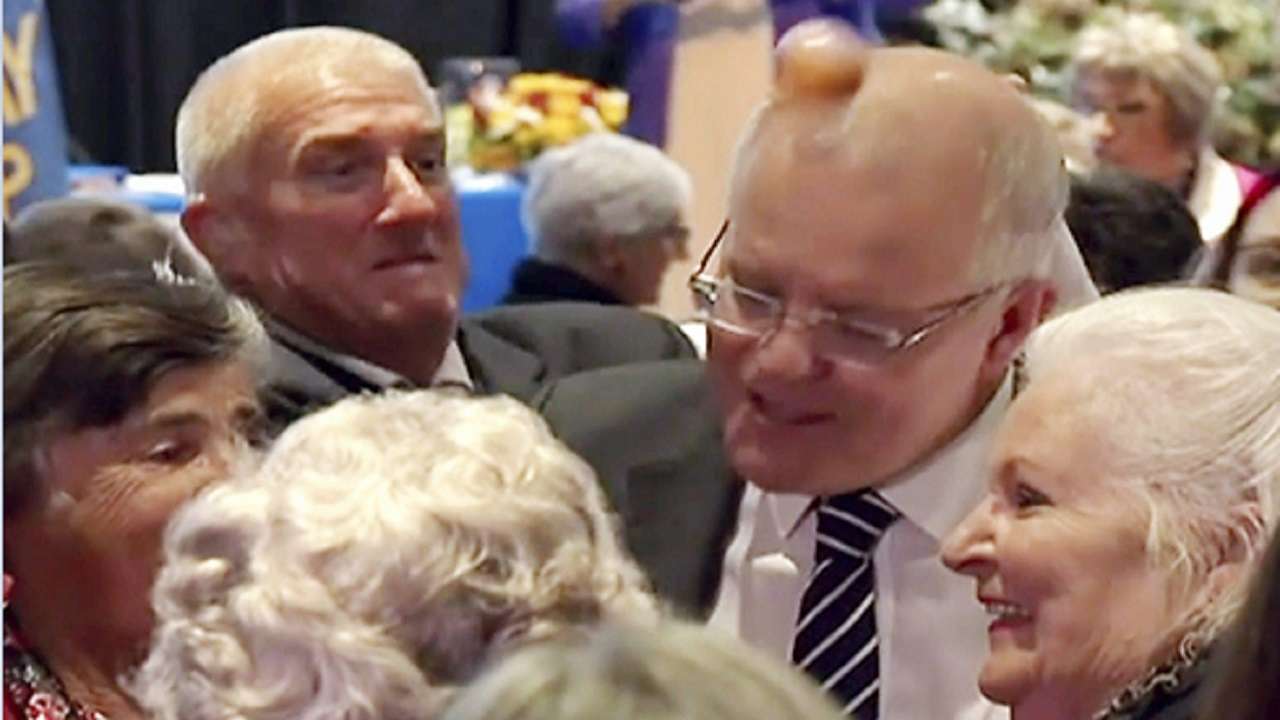 Kryeministri qëllohet me vezë nga një 25-vjeçare