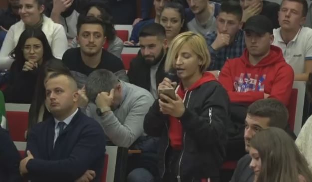 Kryqëzoi Ramën gjatë protestave, studentja ndalohet për Boschard