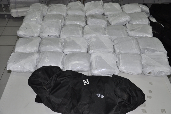 Kapet 258 kg drogë e nisur nga Shqipëria, tre persona në pranga