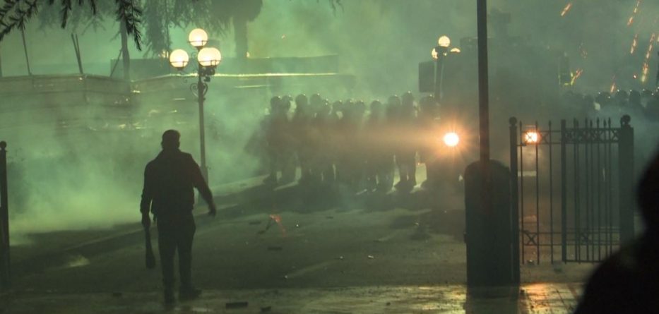 Protesta e opozitës: 42 të arrestuar, goditën efektivët me mjete të forta