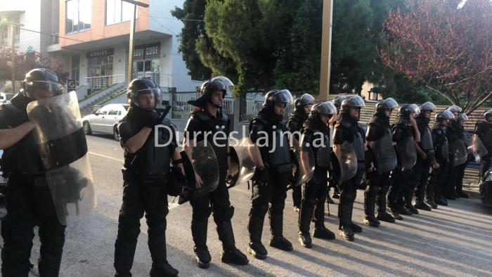 Demokratët e Durrësit tentojnë t’i prishin mitingun Ramës, i ndalon FNSH (FOTO & VIDEO)