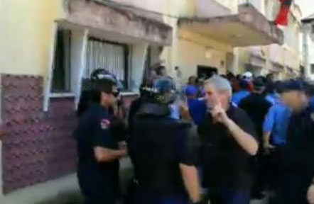 Tension edhe në Burrel. Shkopinj, sende të forta dhe gaz lotsjellës, disa të lënduar