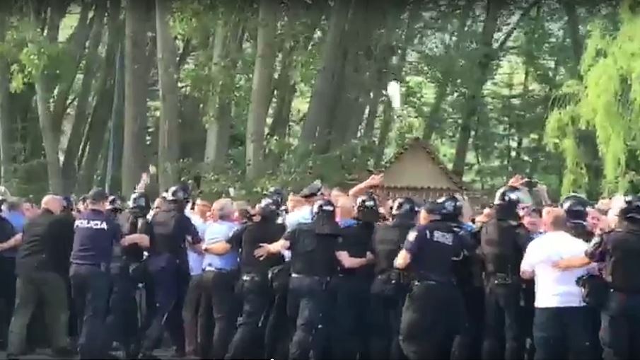 Kryeministri pritet me protesta e thirrje “Rama ik” në Korçë, hidhen sende të forta drejt eskortës