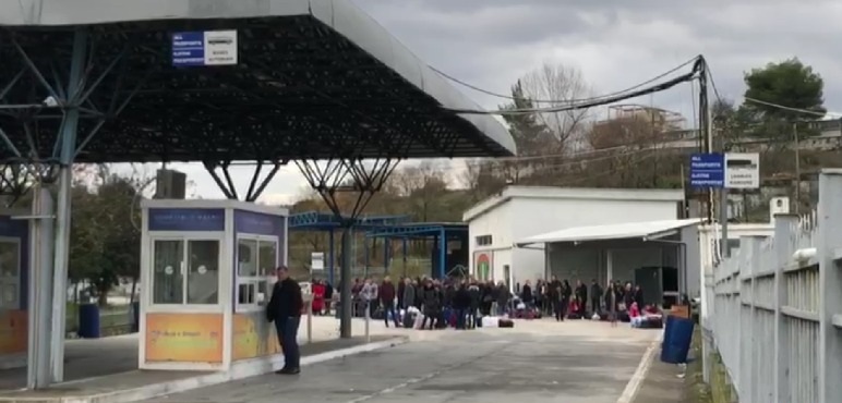 EMRAT/ 400 € për të kaluar Redbull e qumësht pa doganë, në pranga kontrabandistët e doganieri