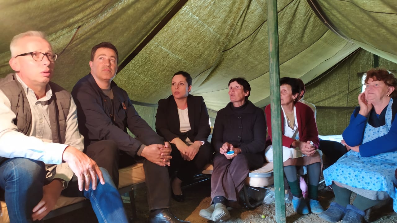 Xhaçka në Korçë: Do ju ndihmojmë në rimëkëmbjen e shtëpive, bëni pak durim