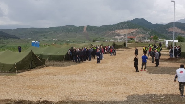 Rama shkon në çadrat e tërmetit, pranë banorëve të prekur në Floq
