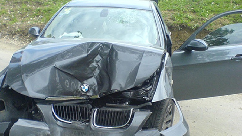 Shoferi humb kontrollin e “BMW”-së, plagosen tre të rinj