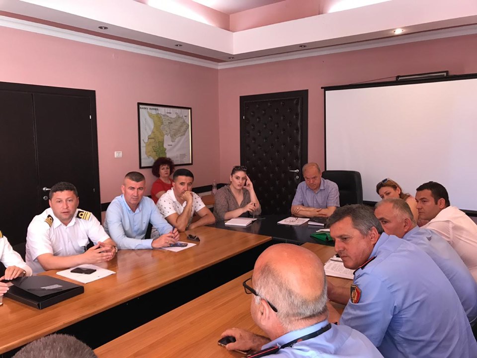 Prefekti i Durrësit mbledh Task-Forcën për sigurinë e sezonit turistik, paralajmërohen kontrolle në terren (FOTO)
