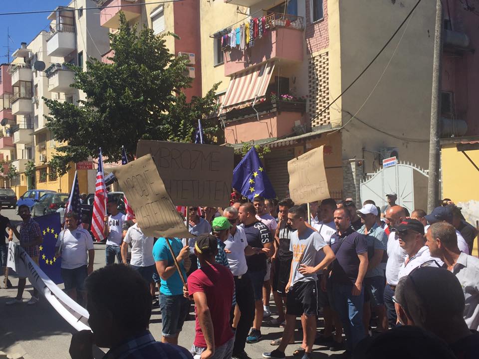 FOTOLAJM/ Mbështetësit e PD në Shijak në protestë