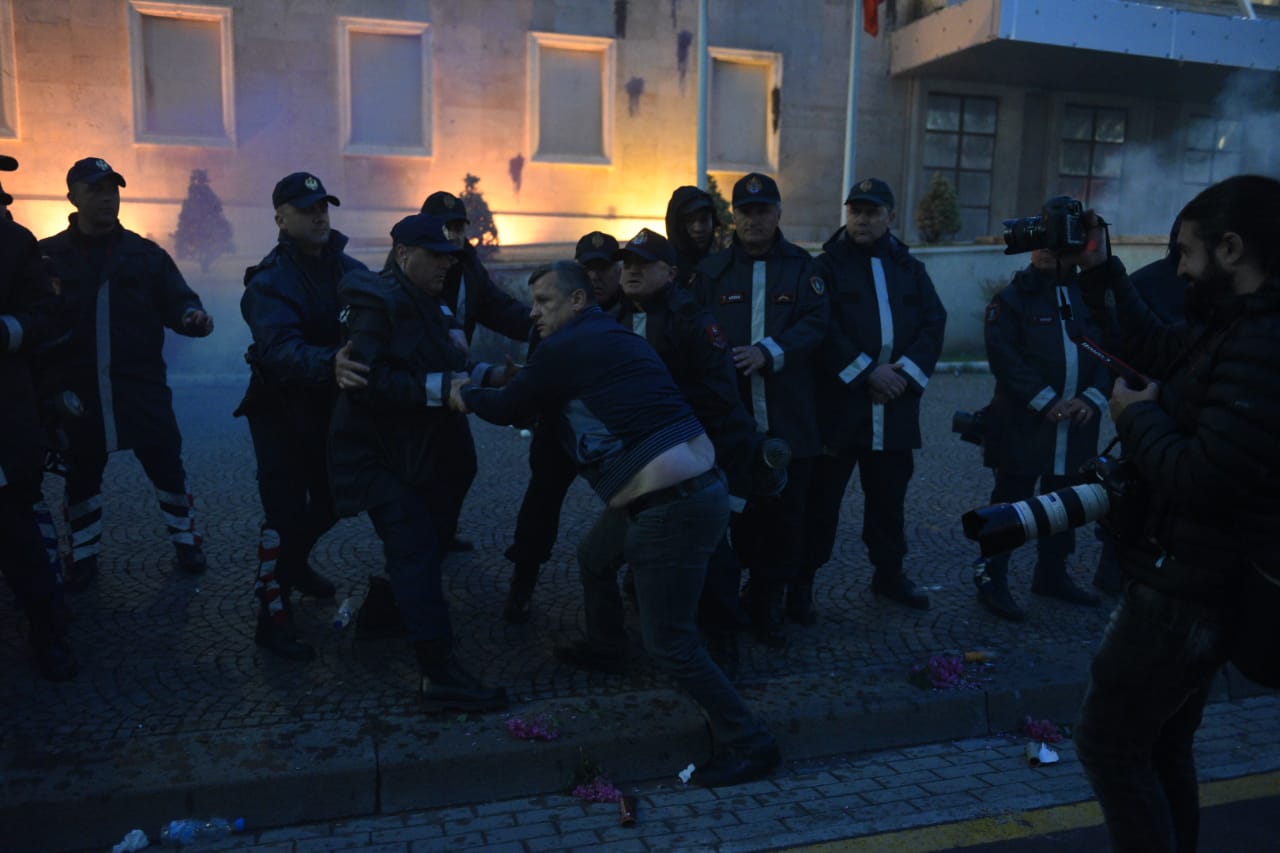 Ministria e Shëndetësisë: 10 policë dhe 3 protestues të plagosur