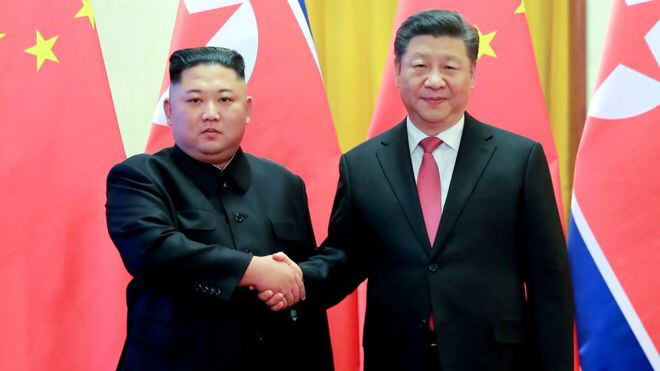 Xi Jinping viziton Korean e Veriut për të forcuar lidhjet e Kinës me Kim
