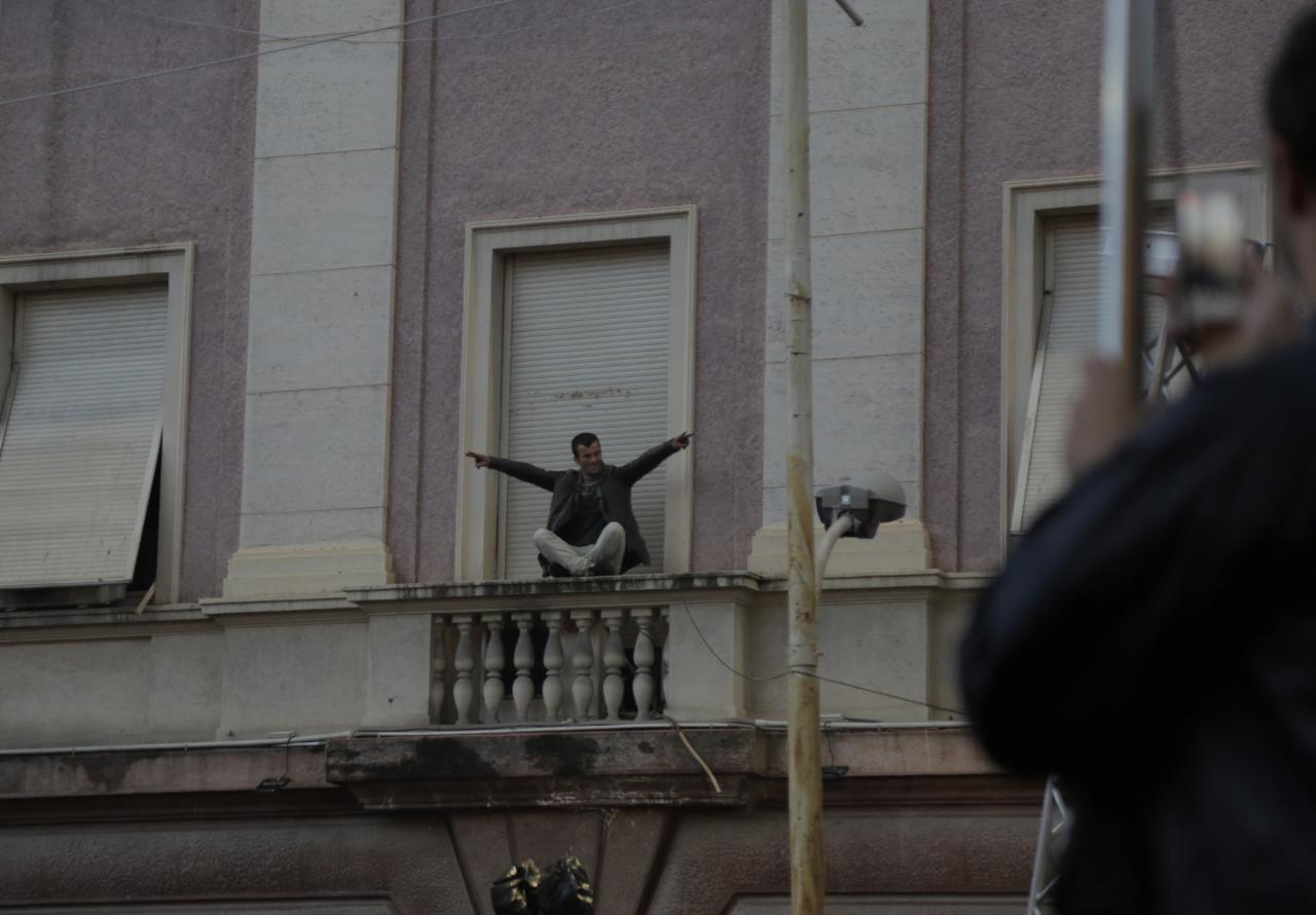 FOTOLAJM/ Protestuesi “rebel” hip në dritaren e Kryesisë së Kuvendit