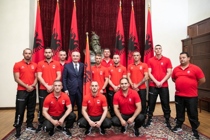 “Minsk 2019”, Meta i jep flamurin ekipit përfaqësues shqiptar