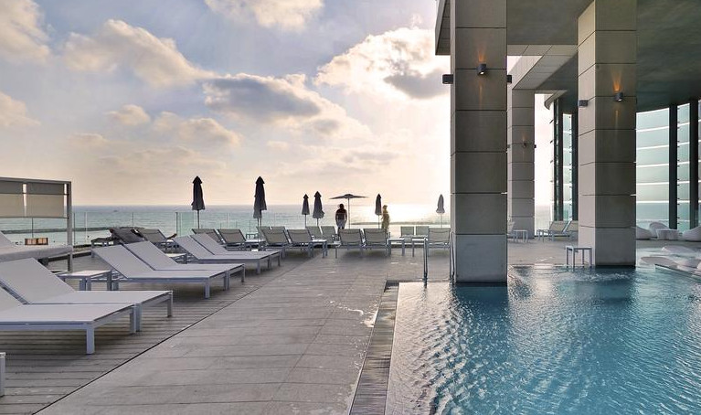 Rezervuan online hotelin luksoz me pamje nga deti, por shokohen nga ajo çfarë gjetën