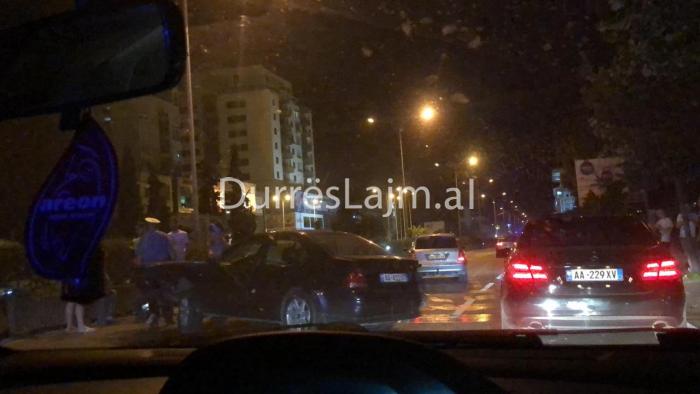 Aksident në Durrës, nga përplasja e makinës spostohen edhe trafikndarëset (FOTO & VIDEO)