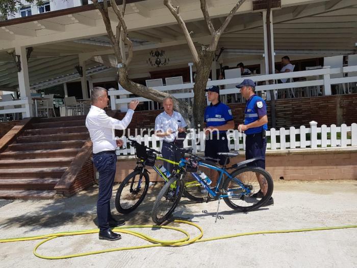 Durrës, prefekti dhe kreu i Policisë Bashkiake monitorojnë në terren planin e masave për sezonin turistik (FOTO)