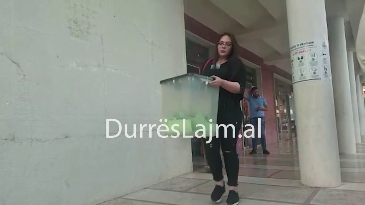 Nis transporti i kutive të votimit në Durrës (VIDEO)