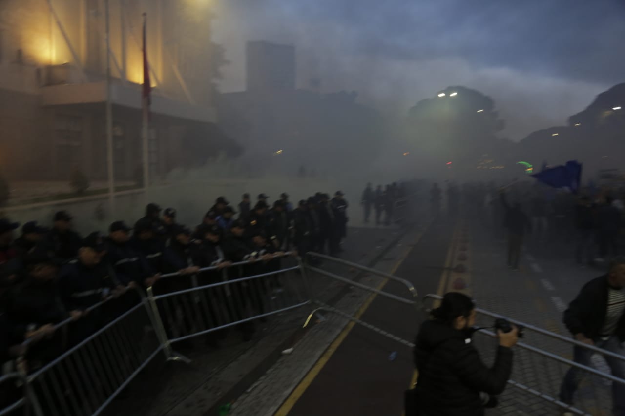 Plagoset një protestues te parlamenti