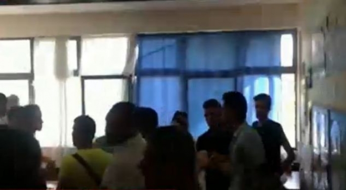 Thyhet qendra e votimit, hidhen materialet zgjedhore