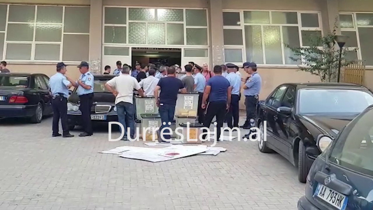 Durrës, mbërrijnë kutitë e votimit në KZAZ-në nr.21 (VIDEO)