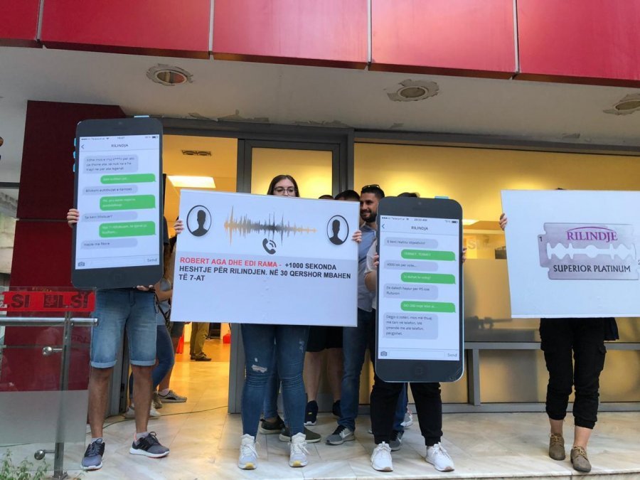 Përgjimet e ‘Bild’, ironia e të rinjve të LSI (FOTO)